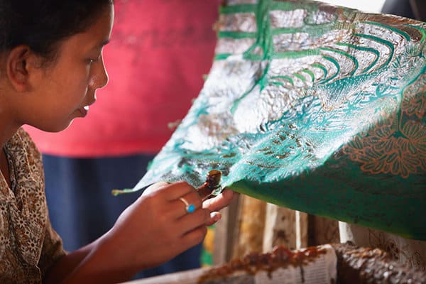 Seorang perempuan membuat batik tulis. Sebagian besar perajin batik adalah pelaku UKM yang berpotensi menjadi pembayar pajak