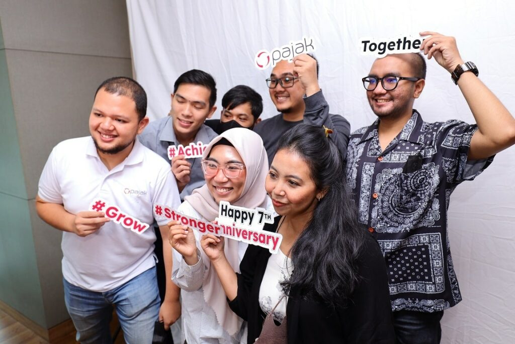 Keseruan team OnlinePajak yang kompak berfoto bersama di photobooth