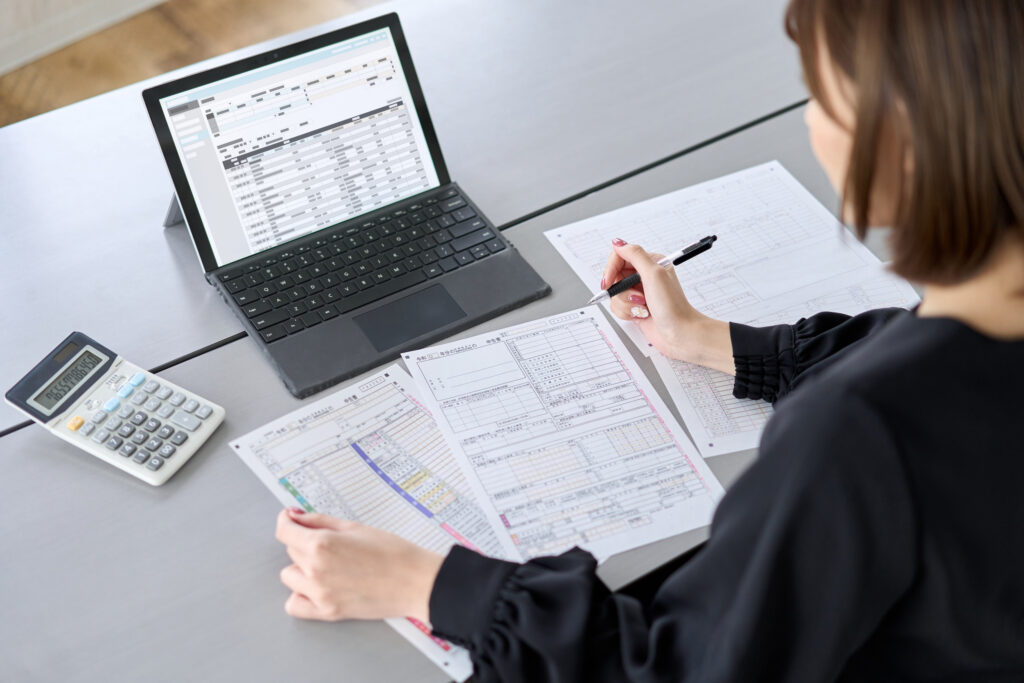 Contoh Invoice Excel: Cara Membuat, Mengelola, & Bayar Lewat OnlinePajak