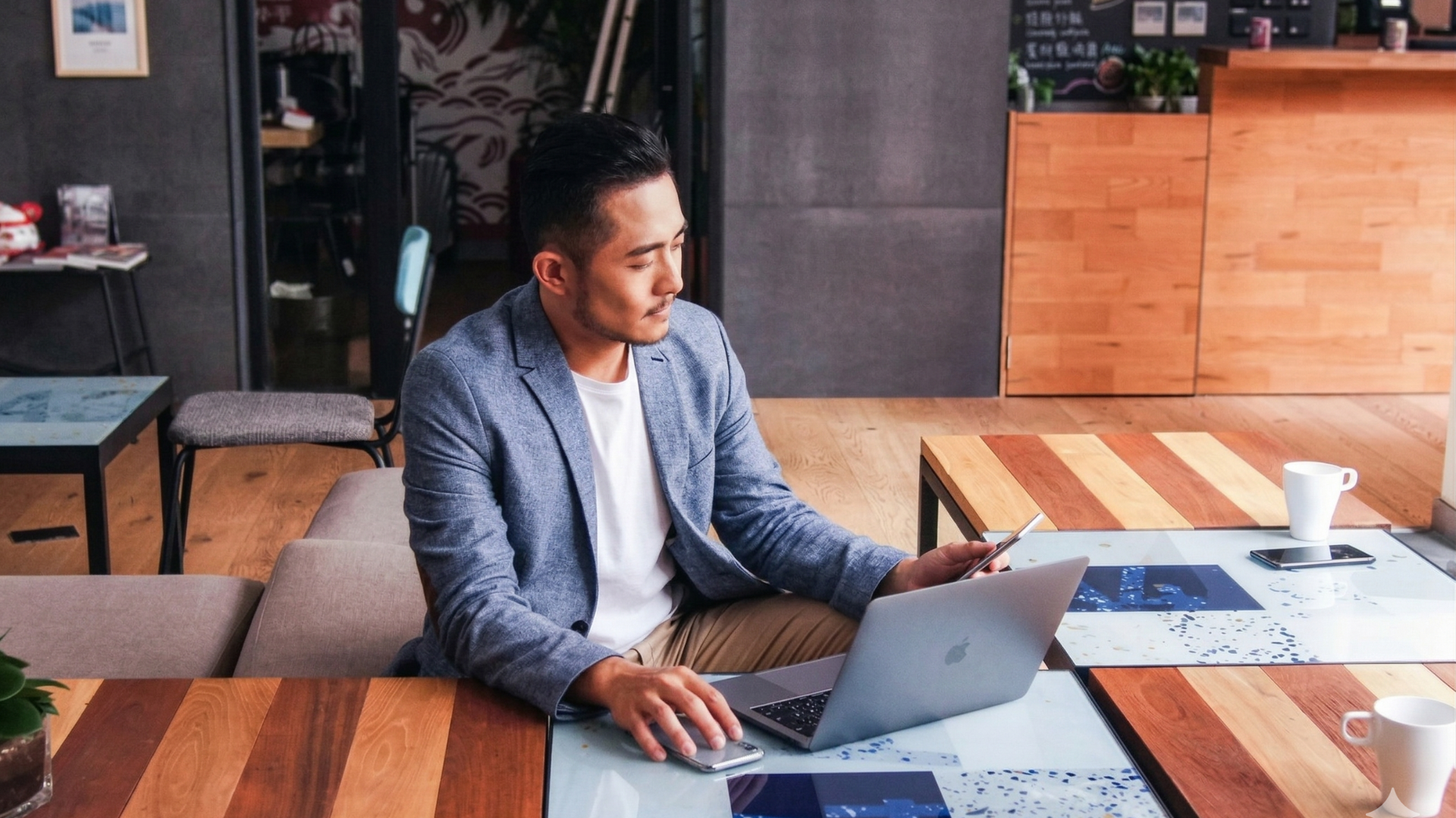 7 Tips Efisiensi Kerja dan Tolak Ukur yang Tepat untuk Tingkatkan Produktivitas Efisiensi kerja adalah salah satu kunci utama dalam meningkatkan produktivitas, baik bagi individu maupun bisnis. Namun, efisiensi bukan hanya soal bekerja lebih cepat, melainkan bekerja dengan cara yang tepat agar hasil maksimal dapat dicapai dengan sumber daya minimal. Memahami tips efisiensi kerja sekaligus mengetahui cara mengukurnya akan membantu Anda bekerja lebih cerdas, bukan sekadar lebih keras. Apa Itu Efisiensi Kerja? Secara umum, efisiensi kerja adalah kemampuan untuk menghasilkan output maksimal dengan menggunakan input semaksimal mungkin, seperti waktu, tenaga, dan biaya. Dalam praktiknya, efisiensi kerja tidak hanya menekankan kecepatan, tetapi juga ketepatan. Artinya, pekerjaan yang dilakukan harus tetap menghasilkan output yang sesuai dengan standar atau target yang telah ditentukan. Misalnya, seseorang yang mampu menyelesaikan tugas lebih cepat tetapi hasilnya tidak sesuai standar, maka hal tersebut belum bisa disebut efisien. Sebaliknya, efisiensi tercapai ketika pekerjaan selesai dengan cepat dan tetap berkualitas. Efisiensi kerja memiliki dampak yang besar terhadap produktivitas. Ketika pekerjaan dilakukan secara efisien, waktu yang tersedia bisa dimanfaatkan untuk tugas lain yang lebih strategis. Selain itu, efisiensi juga membantu mengurangi pemborosan, baik dari segi biaya maupun tenaga. Dalam konteks bisnis, hal ini sangat penting karena dapat meningkatkan profitabilitas sekaligus menjaga stabilitas operasional. Efisiensi kerja juga berperan dalam mengurangi stres kerja. Ketika pekerjaan terorganisir dengan baik, individu tidak perlu terburu-buru atau bekerja secara berlebihan untuk menyelesaikan tugas. 7 Tips Efisiensi Kerja yang Efektif Berikut beberapa tips yang bisa langsung Anda terapkan: 1. Tentukan Tujuan yang Jelas dan Realistis Efisiensi dimulai dari arah yang jelas. Tanpa tujuan, pekerjaan akan mudah melebar dan membuang waktu. Tips: Gunakan metode SMART (Specific, Measurable, Achievable, Relevant, Time-bound) Fokus pada prioritas utama Dengan tujuan yang terarah, pekerjaan menjadi lebih fokus dan tidak melebar ke hal-hal yang tidak relevan. 2. Kelola Waktu dengan Baik Manajemen waktu adalah fondasi efisiensi kerja. Cara-cara yang bisa Anda lakukan adalah buat to-do list harian, gunakan teknik time blocking, dan kerjakan tugas berdasarkan prioritas. Karena ketika waktu dikelola dengan baik, pekerjaan bisa diselesaikan secara bertahap tanpa tekanan berlebih. 3. Hindari Distraksi Distraksi adalah musuh utama efisiensi. Contoh distraksi: Notifikasi media sosial Lingkungan kerja yang berisik Multitasking berlebihan Untuk menghindarinya, hal yang bisa Anda lakukan adalah matikan sementara notifikasi saat fokus kerja dan buat lingkungan kerja yang kondusif. 4. Gunakan Tools dan Teknologi Pemanfaatan teknologi dapat meningkatkan efisiensi secara signifikan. Contoh: Software manajemen tugas Sistem otomatisasi Tools kolaborasi tim Dengan teknologi, pekerjaan manual bisa dipersingkat dan risiko kesalahan berkurang. 5. Ciptakan Lingkungan Kerja yang Nyaman Lingkungan kerja yang baik akan meningkatkan fokus dan produktivitas. Mungkin Anda bisa memulai dengan meja kerja yang rapi, pencahayaan yang cukup, dan minimnya gangguan. Lingkungan yang nyaman membantu Anda bekerja lebih efisien tanpa kelelahan berlebih. 6. Istirahat yang Cukup Bekerja terus-menerus justru menurunkan efisiensi. Oleh karena itu, Anda tetap membutuhkan istirahat yang cukup guna mengembalikan fokus, mengurangi stress, dan meningkatkan kembali energi Anda. Kondisi tubuh yang prima akan membuat Anda bekerja lebih optimal. 7. Evaluasi dan Tingkatkan Cara Kerja Efisiensi tidak bersifat statis. Anda perlu terus mengevaluasi cara kerja. Caranya: Review hasil pekerjaan Identifikasi hambatan Cari cara yang lebih efektif Dengan evaluasi rutin, Anda bisa menemukan cara kerja yang lebih efisien dari waktu ke waktu. Tolak Ukur Efisiensi Kerja yang Tepat Setelah menerapkan berbagai tips, penting untuk mengetahui apakah efisiensi kerja sudah tercapai. Berikut beberapa indikator atau tolak ukur yang bisa digunakan: 1. Proses Kerja Sederhana dan Mudah Dijalankan Proses yang efisien biasanya: Tidak berbelit-belit Mudah dipahami Cepat dijalankan Jika proses terlalu rumit, kemungkinan besar masih belum efisien. 2. Penggunaan Biaya yang Hemat Efisiensi selalu berkaitan dengan penghematan biaya. Indikatornya: Biaya operasional menurun Tidak ada pemborosan Semakin kecil biaya dengan hasil yang sama, semakin efisien proses tersebut. 3. Penyelarasan Tugas dan Tanggung Jawab Efisiensi juga terlihat dari bagaimana tim bekerja. Ciri-cirinya: Tugas jelas Tidak ada tumpang tindih Koordinasi berjalan lancar Hal ini membantu pekerjaan selesai lebih cepat dan terorganisir. 4. Hasil Kerja Sesuai Target Efisiensi tidak hanya soal hemat, tetapi juga tetap mencapai hasil yang diharapkan. Indikator: Target tercapai Kualitas tetap terjaga Jika hemat tapi hasil buruk, itu bukan efisiensi. 5. Waktu Penyelesaian Lebih Cepat Waktu menjadi salah satu ukuran utama efisiensi. Jika pekerjaan bisa: Diselesaikan lebih cepat Tanpa menurunkan kualitas Maka efisiensi sudah meningkat 6. Produktivitas Meningkat Efisiensi yang baik akan berdampak langsung pada produktivitas. Tandanya: Output meningkat Beban kerja lebih ringan Hasil lebih optimal 7. Tanggung Jawab Kerja Terpenuhi Setiap pekerjaan yang efisien harus tetap: Sesuai prosedur Tepat waktu Bisa dipertanggungjawabkan Ini menunjukkan bahwa efisiensi tidak mengorbankan kualitas kerja. Penting untuk diingat bahwa efisiensi kerja tidak hanya bergantung pada kebiasaan individu atau manajemen waktu, tetapi juga pada sistem yang digunakan dalam menjalankan operasional bisnis. Salah satu area yang sering memakan waktu dan berpotensi tidak efisien adalah proses transaksi, seperti pembayaran invoice, penagihan pembayaran, hingga pencatatan keuangan. Dengan memanfaatkan sistem digital seperti fitur transaksi di OnlinePajak, proses pembayaran invoice dan penagihan dapat dilakukan secara lebih cepat, terstruktur, dan minim kesalahan. Hal ini tidak hanya membantu menghemat waktu, tetapi juga memastikan arus kas bisnis tetap terjaga dengan baik. FAQ 1. Apa yang dimaksud dengan efisiensi kerja? Efisiensi kerja adalah kemampuan untuk menyelesaikan pekerjaan dengan hasil maksimal menggunakan sumber daya seperti waktu, tenaga, dan biaya seminimal mungkin. 2. Apa perbedaan efisiensi dan efektivitas? Efisiensi berfokus pada bagaimana pekerjaan dilakukan agar hemat sumber daya, sedangkan efektivitas berfokus pada apakah tujuan pekerjaan tersebut tercapai. 3. Bagaimana cara meningkatkan efisiensi kerja? Efisiensi kerja dapat ditingkatkan dengan mengelola waktu dengan baik, menghindari distraksi, memanfaatkan teknologi, serta melakukan evaluasi secara berkala. 4. Apa saja indikator efisiensi kerja? Beberapa indikator efisiensi kerja meliputi waktu penyelesaian yang lebih cepat, biaya yang lebih hemat, proses kerja yang sederhana, serta peningkatan produktivitas. 5. Mengapa efisiensi kerja penting dalam bisnis? Efisiensi kerja membantu bisnis menghemat biaya, meningkatkan produktivitas, dan menjaga stabilitas operasional sehingga dapat meningkatkan keuntungan. Meta Description Efisiensi kerja adalah kunci produktivitas. Pelajari 7 tips efisiensi kerja dan tolak ukur yang tepat untuk bekerja lebih cerdas, hemat waktu, dan hasil maksimal.